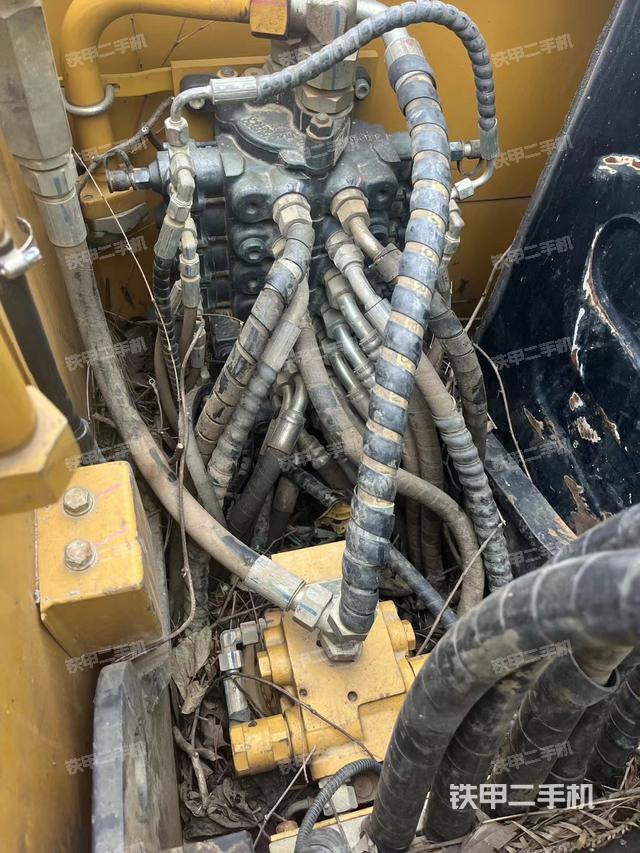 回转马达和主控阀（整机外观）