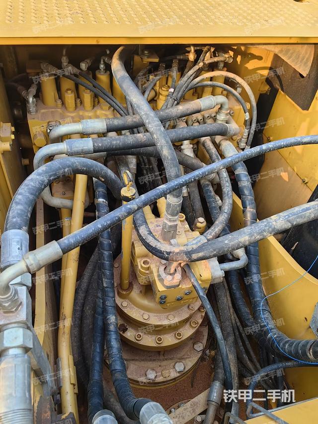 回转马达和主控阀（整机外观）