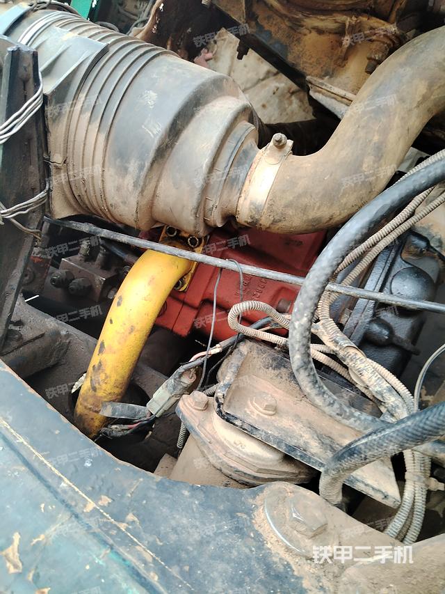 液压泵舱室正面整体（整机外观）