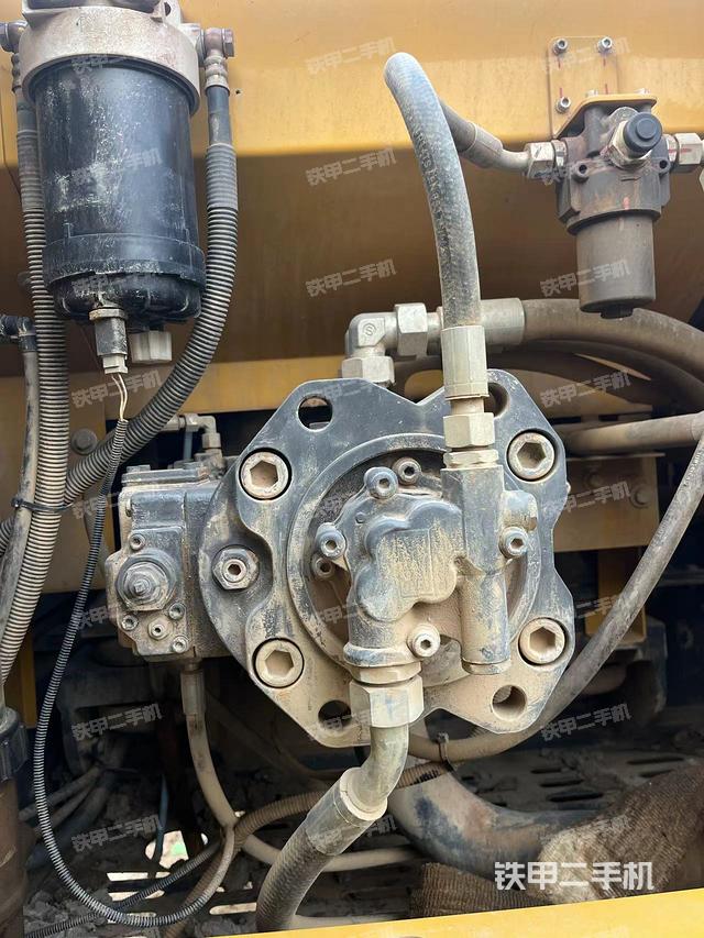 液压泵舱室正面整体（整机外观）