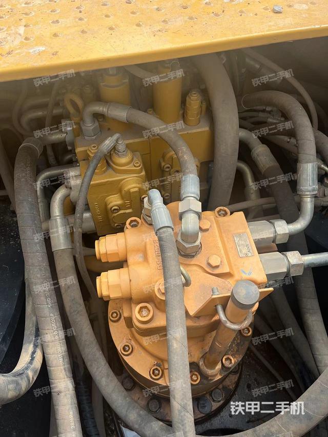 回转马达和主控阀（整机外观）