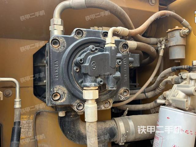 液压泵舱室正面整体（整机外观）