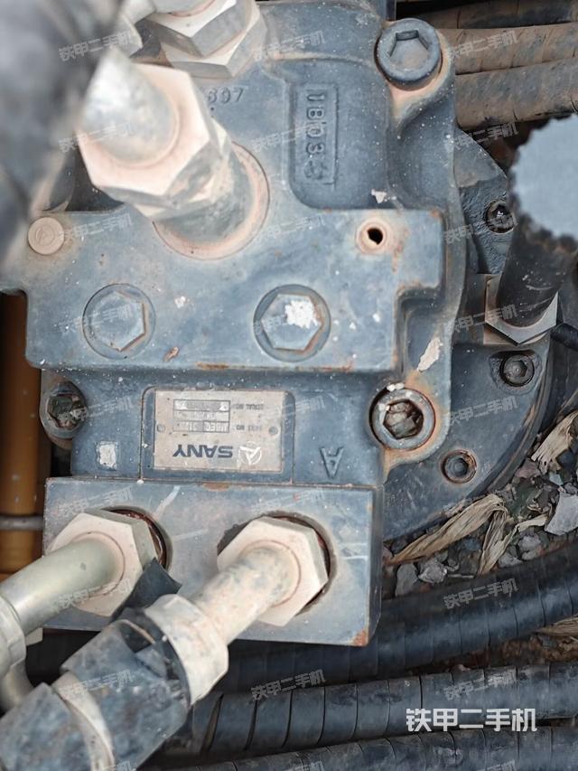 回转马达和主控阀（整机外观）