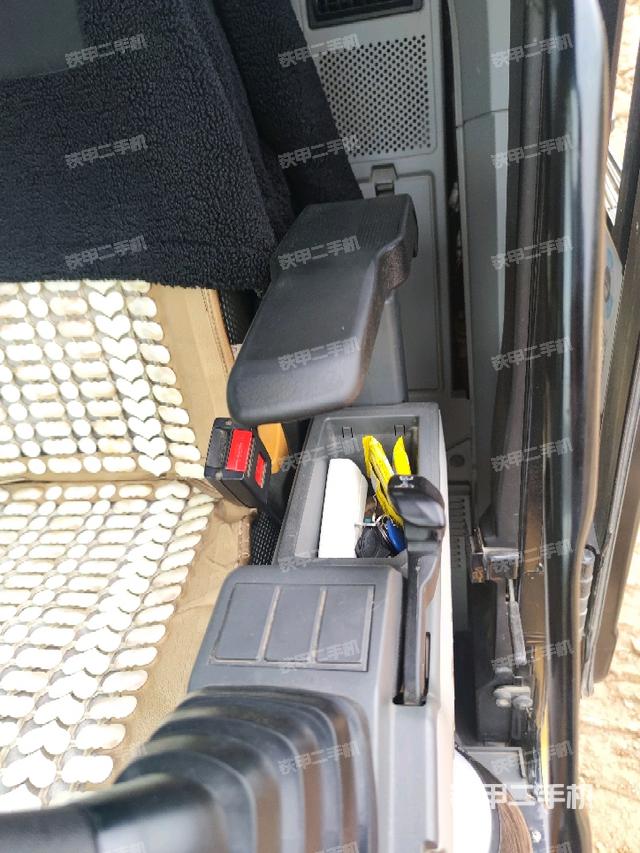 座椅右侧控制台/钥匙门/油门/含右手柄（驾驶室部分）