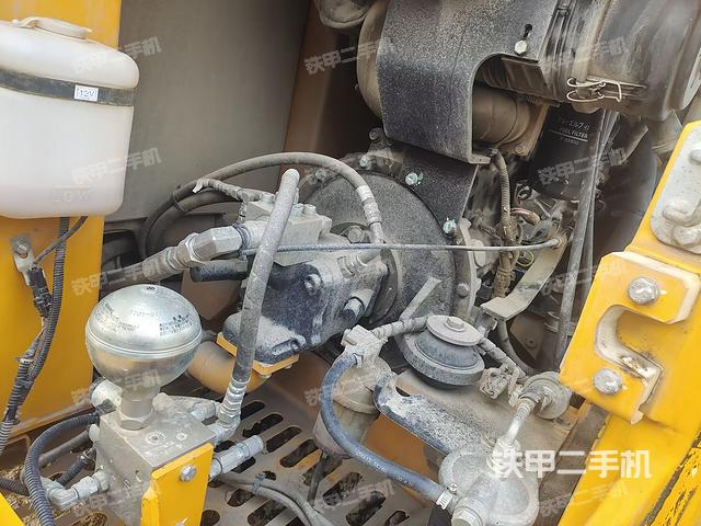 液压泵舱室正面整体（整机外观）