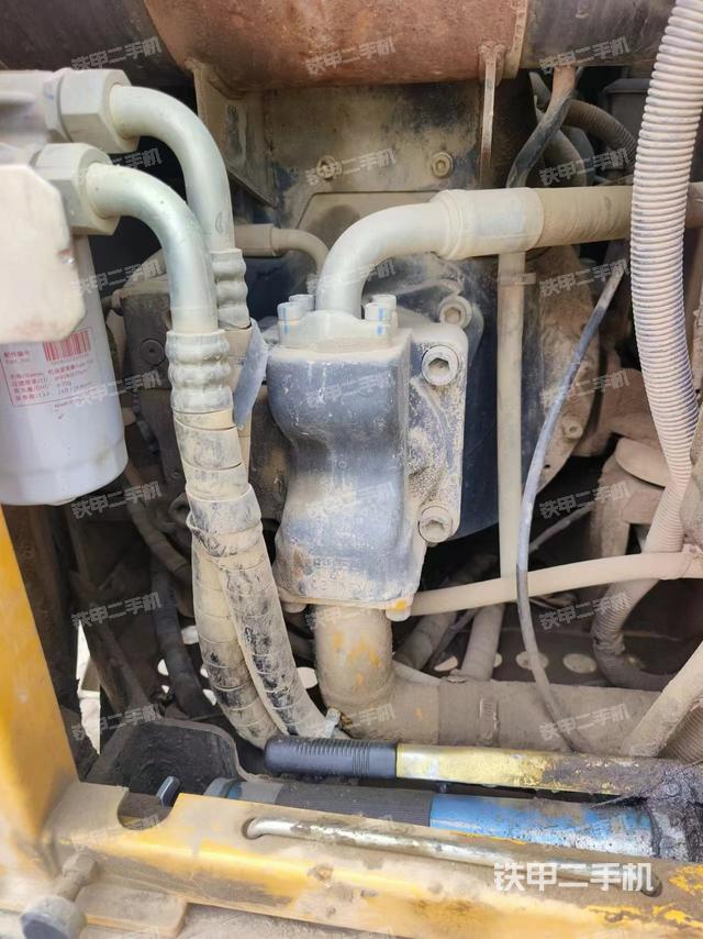 液压泵舱室正面整体（整机外观）