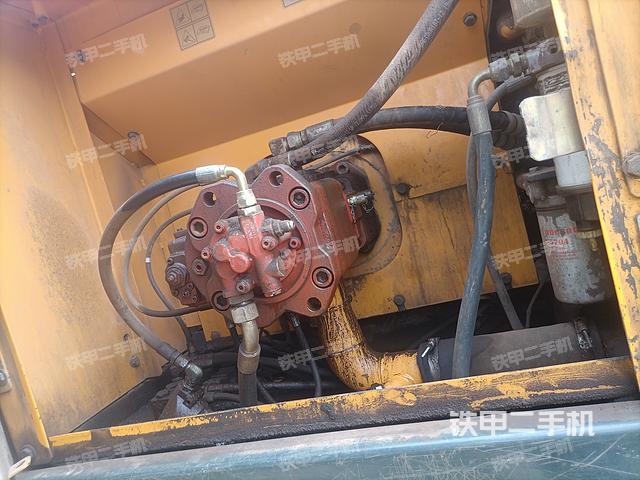 液压泵舱室正面整体（整机外观）