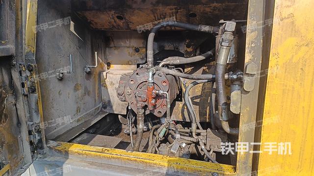 液压泵舱室正面整体（整机外观）