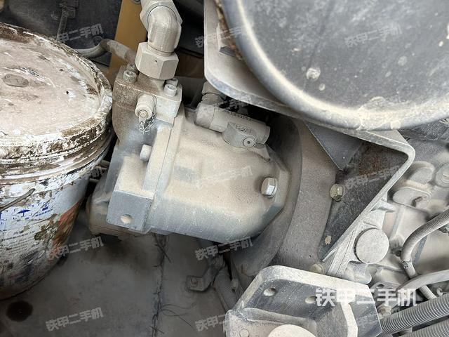 液压泵舱室正面整体（整机外观）