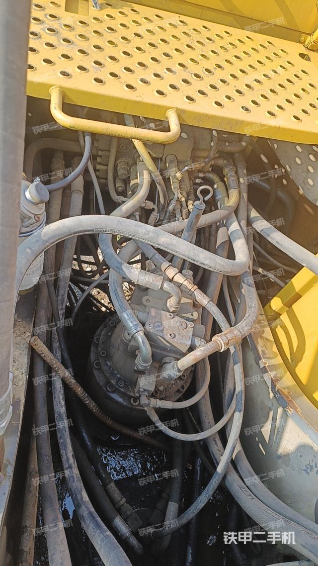 回转马达和主控阀（整机外观）