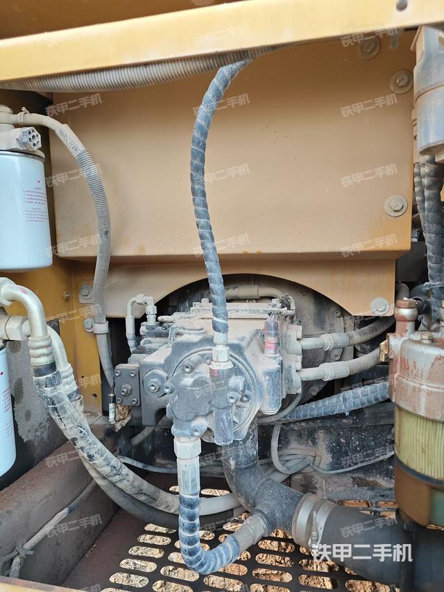 液压泵舱室正面整体（整机外观）