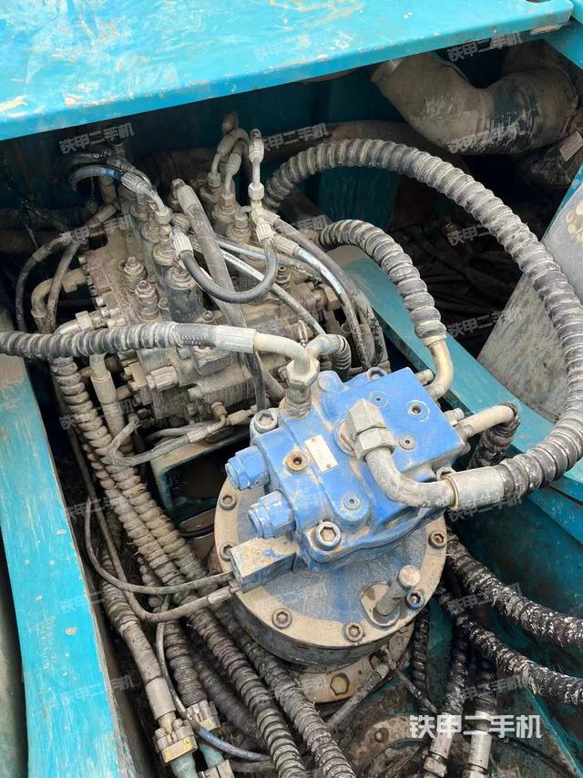 回转马达和主控阀（整机外观）