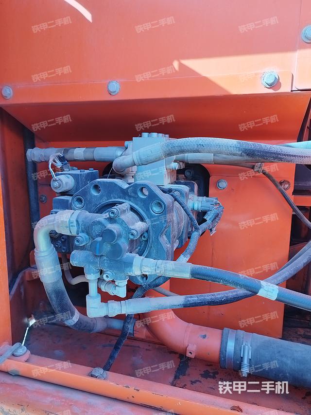 液压泵舱室正面整体（整机外观）