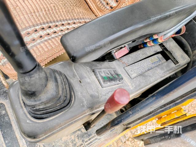 座椅左侧控制台/音响/含左手柄（驾驶室部分）