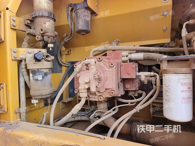 液压泵舱室正面整体（整机外观）