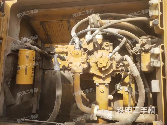 液压泵舱室正面整体（整机外观）