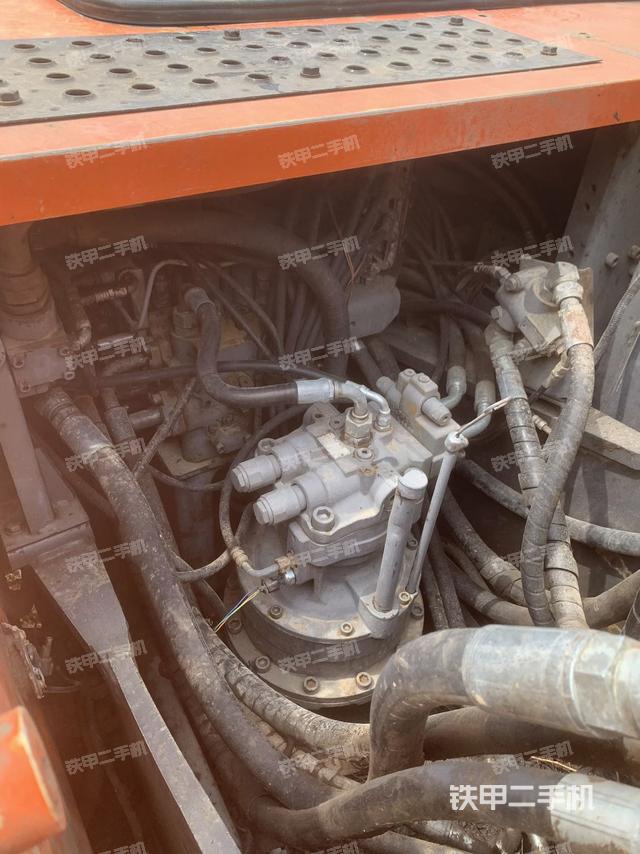 回轉(zhuǎn)馬達(dá)和主控閥（整機(jī)外觀）