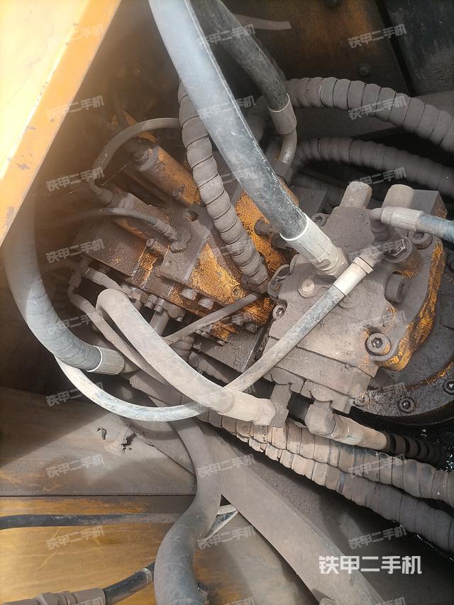 回转马达和主控阀（整机外观）