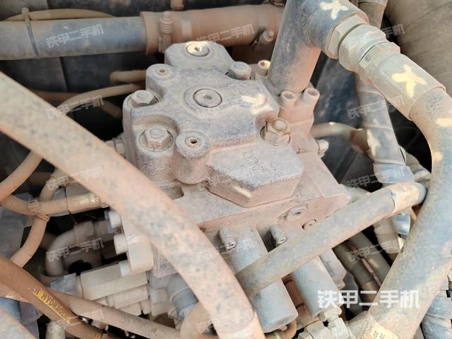 回转马达和主控阀（整机外观）