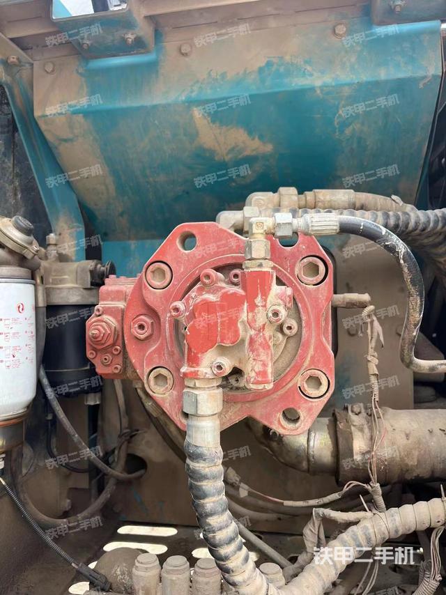 液压泵舱室正面整体（整机外观）