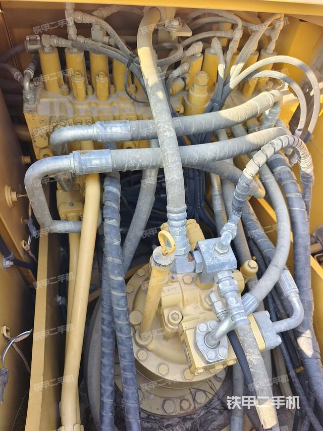 回转马达和主控阀（整机外观）