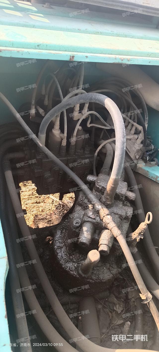 回转马达和主控阀（整机外观）