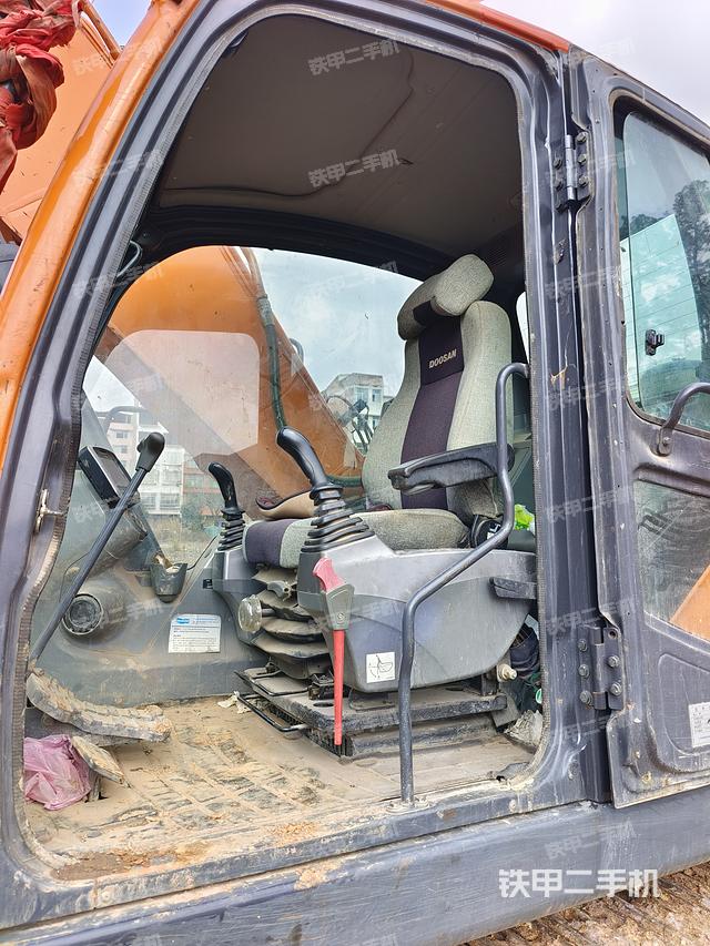 驾驶室顶部（整机外观）