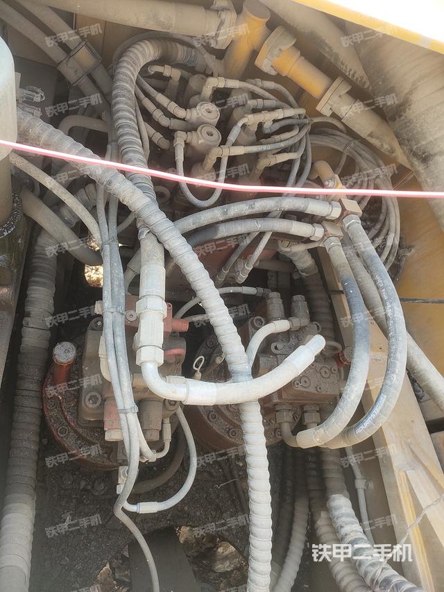 回转马达和主控阀（整机外观）