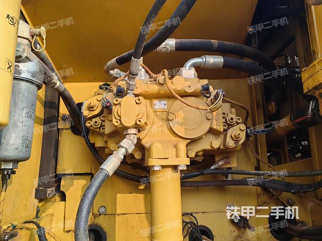 液压泵舱室正面整体（整机外观）