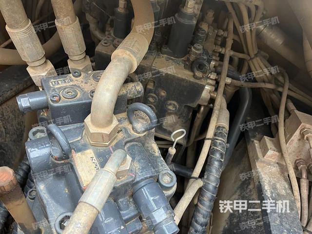 回转马达和主控阀（整机外观）