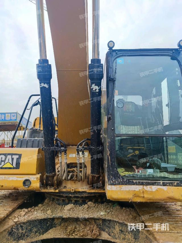 大臂油缸整体 竖拍（工作和回转装置）