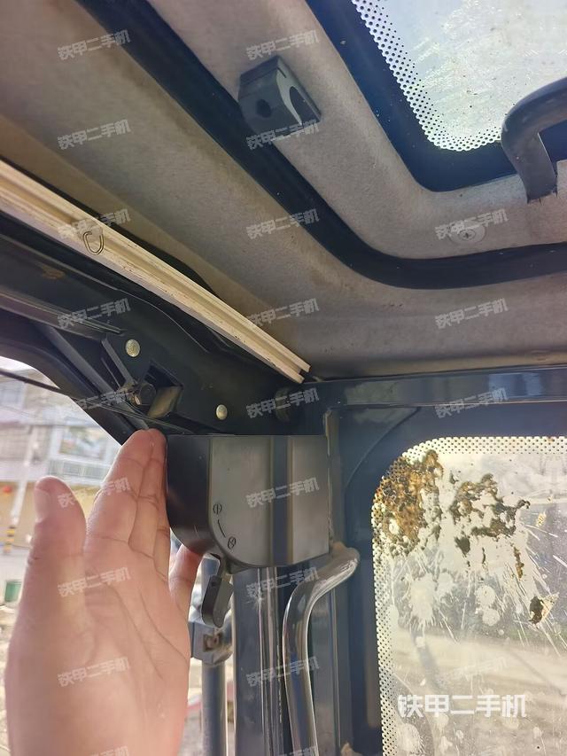 驾驶室顶部（整机外观）