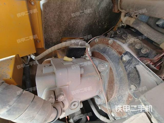 液压泵舱室正面整体（整机外观）