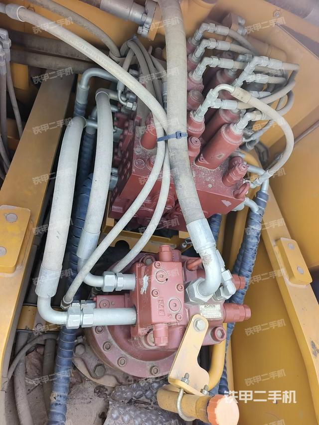 回转马达和主控阀（整机外观）