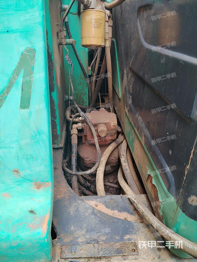 回转马达和主控阀（整机外观）