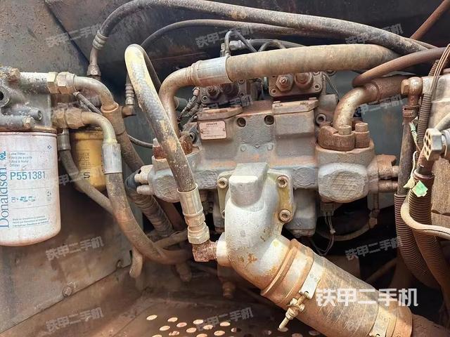 液压泵舱室正面整体（整机外观）