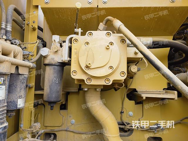 液压泵舱室正面整体（整机外观）