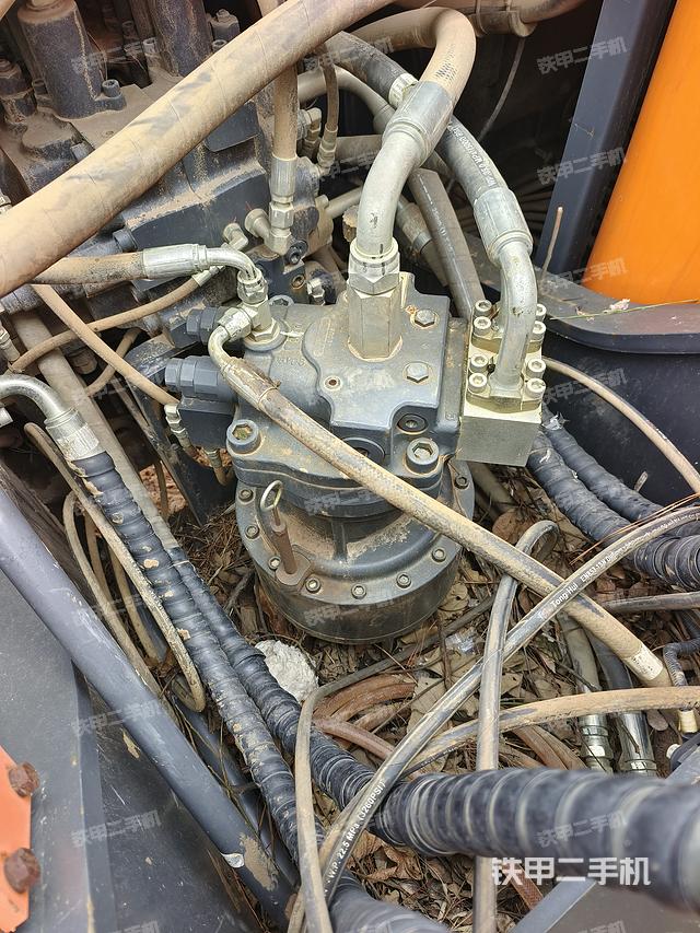 回转马达和主控阀（整机外观）