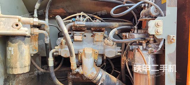 液压泵舱室正面整体（整机外观）