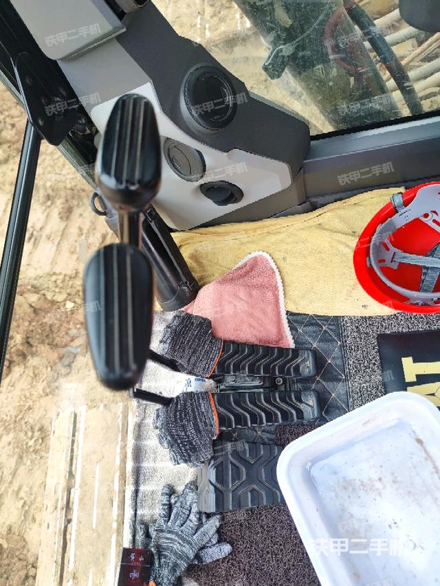行走控制手柄和踏板 俯拍（驾驶室部分）