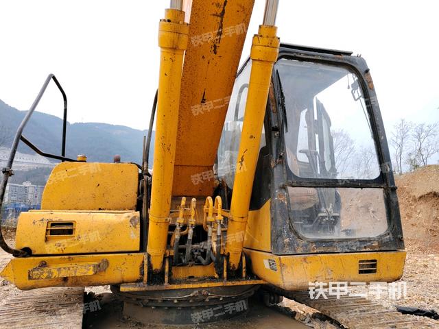 大臂油缸整体 竖拍（工作和回转装置）