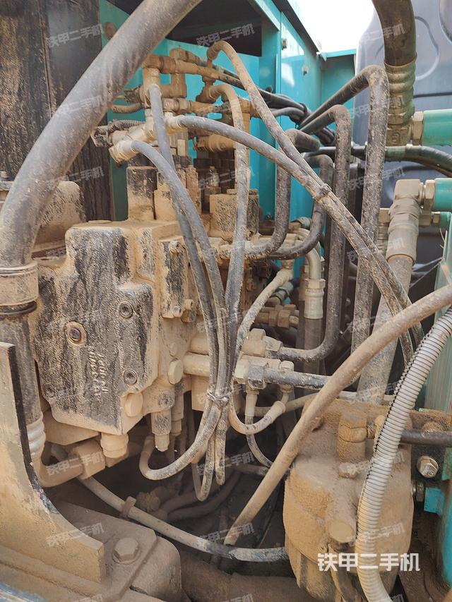 回转马达和主控阀（整机外观）