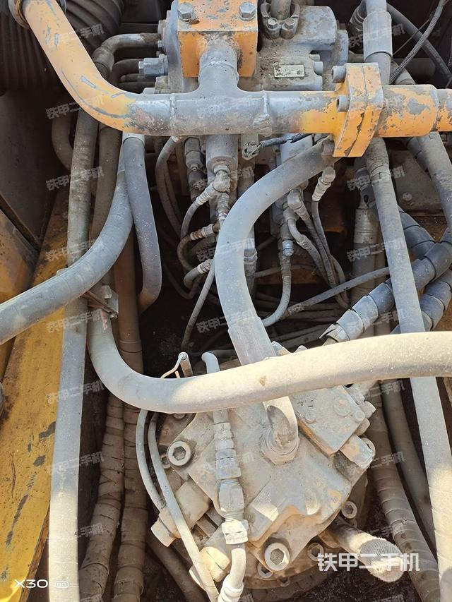 回转马达和主控阀（整机外观）