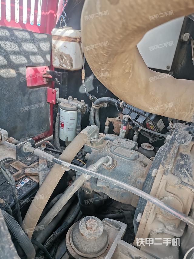 液压泵舱室正面整体（整机外观）