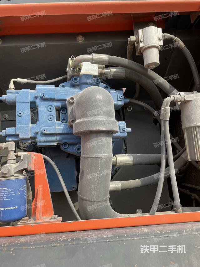 液压泵舱室正面整体（整机外观）