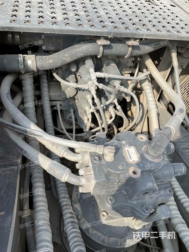 回转马达和主控阀（整机外观）