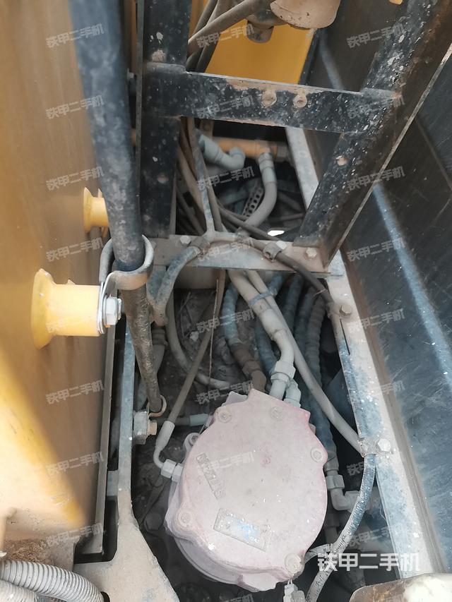 回转马达和主控阀（整机外观）