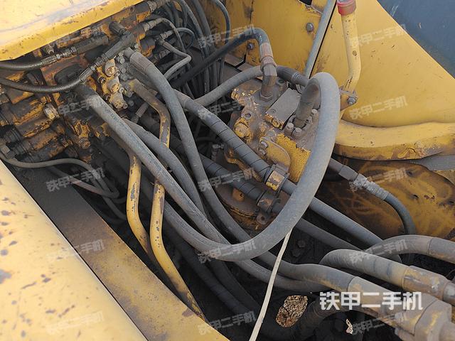 回转马达和主控阀（整机外观）