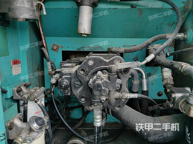 液压泵舱室正面整体（整机外观）