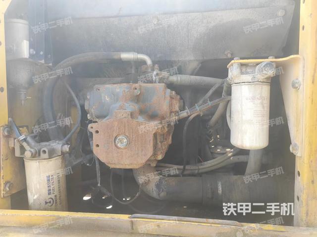 液压泵舱室正面整体（整机外观）